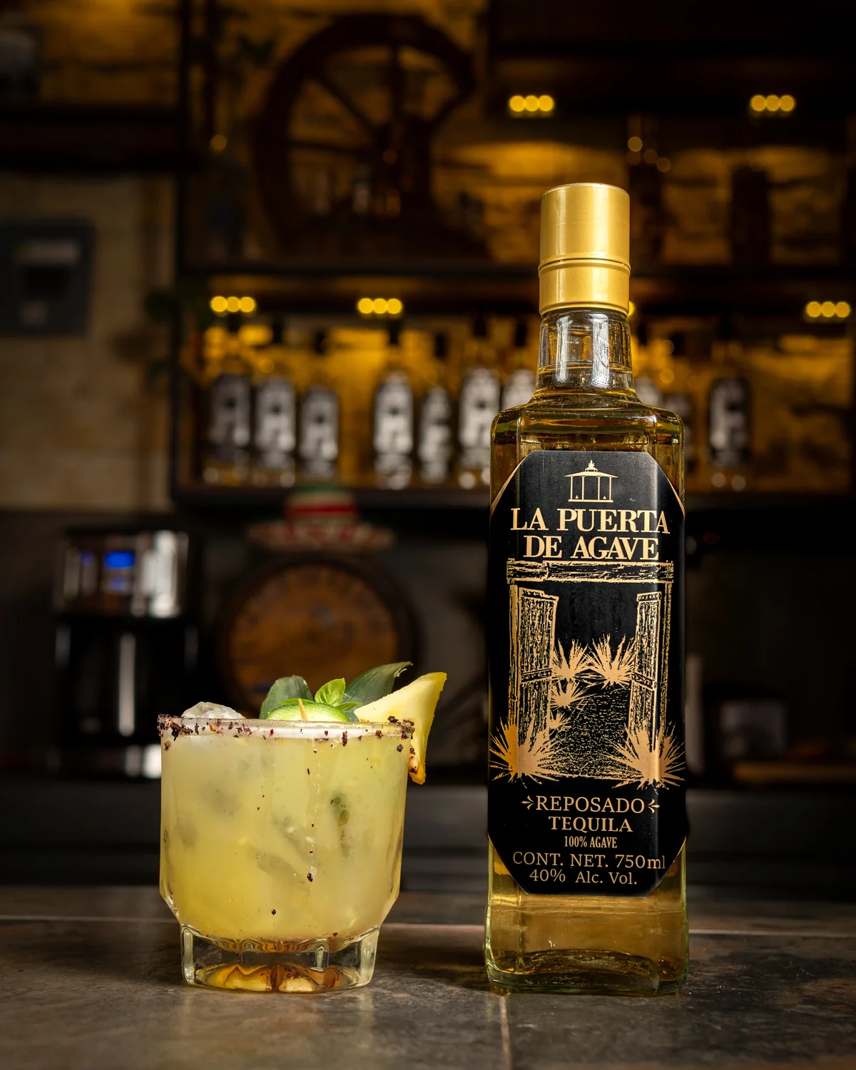 Botella tequila La Puerta de Agave en locación natural con agave — fotografía de producto Jalisco México