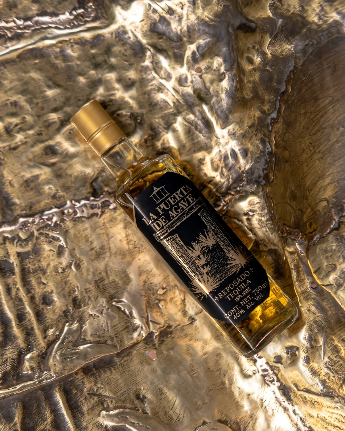 Fotografía editorial tequila artesanal La Puerta de Agave — estrategia visual de marca premium Kaptur