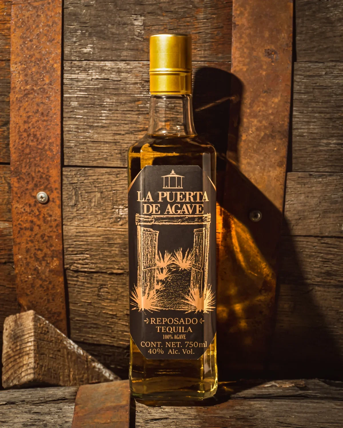 Fotografía de producto tequila Reposado La Puerta de Agave, El Arenal Jalisco — Kaptur estudio de fotografía