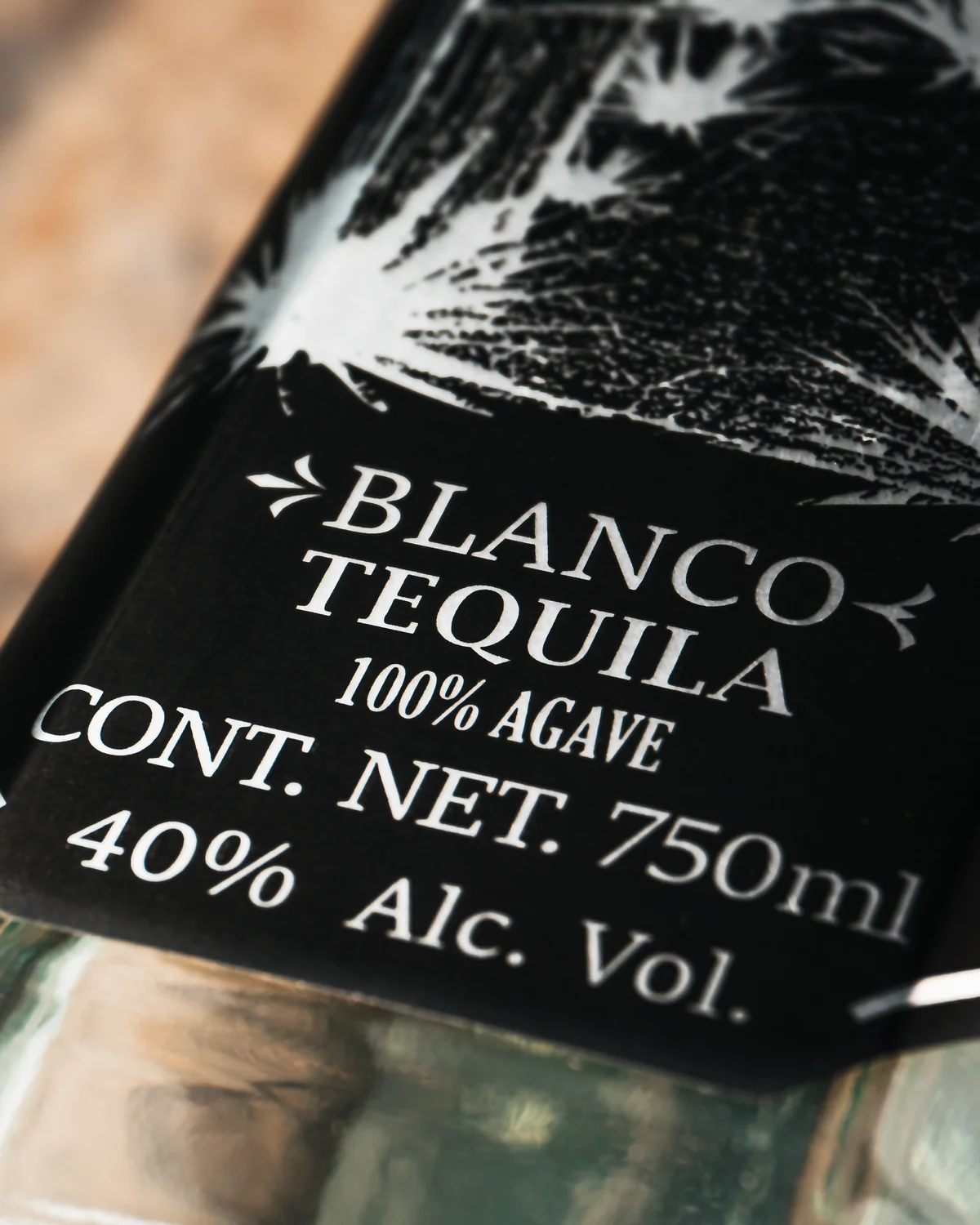 Fotografía de ambiente tequila premium La Puerta de Agave — producción fotográfica para marca premium en México