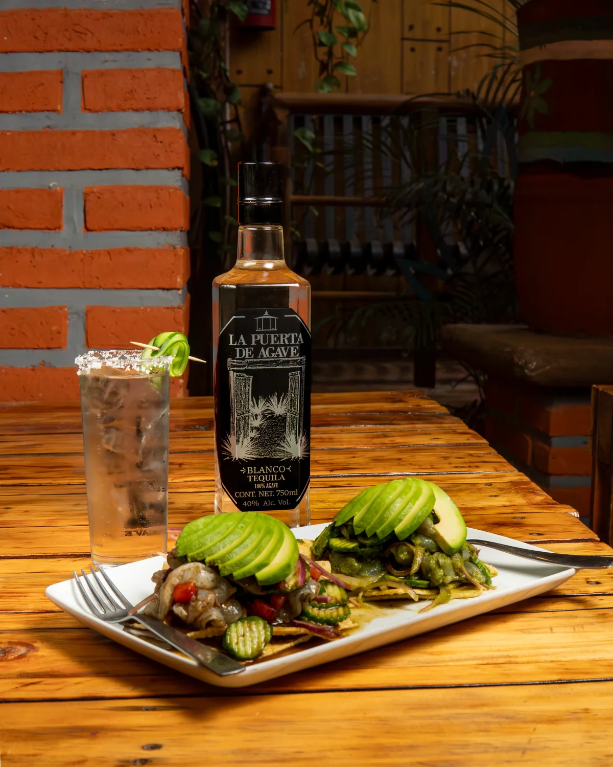 Identidad visual y fotografía para marca de tequila La Puerta de Agave — branding premium México
