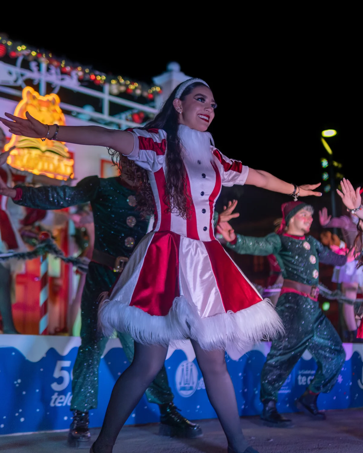 Ambiente festivo navideño en el centro histórico de Guadalajara — fotografía de evento masivo 2025